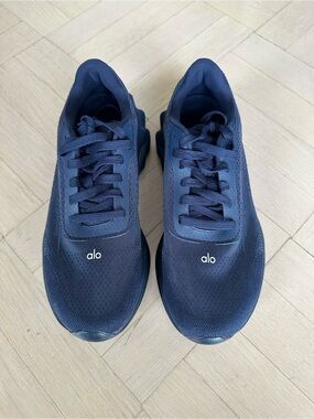 Alo Runner Shoes Sneakers Navy Blue Women’s Size 8.5 Used - Very Good Condition